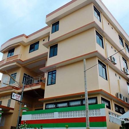 Penguin Hotel Kawthaung Esterno foto