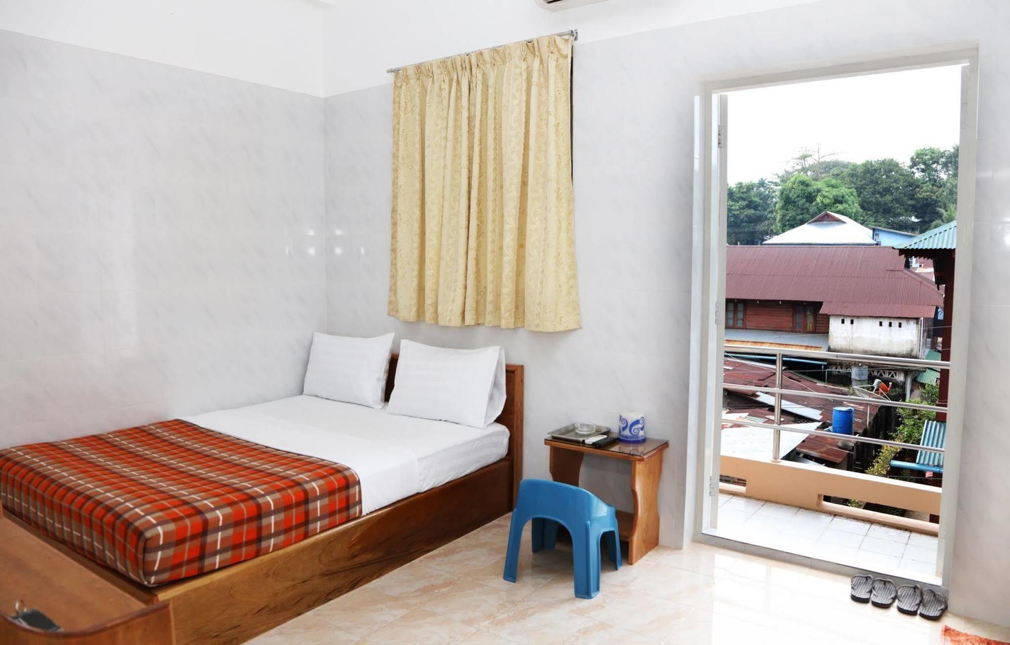 Penguin Hotel Kawthaung Esterno foto